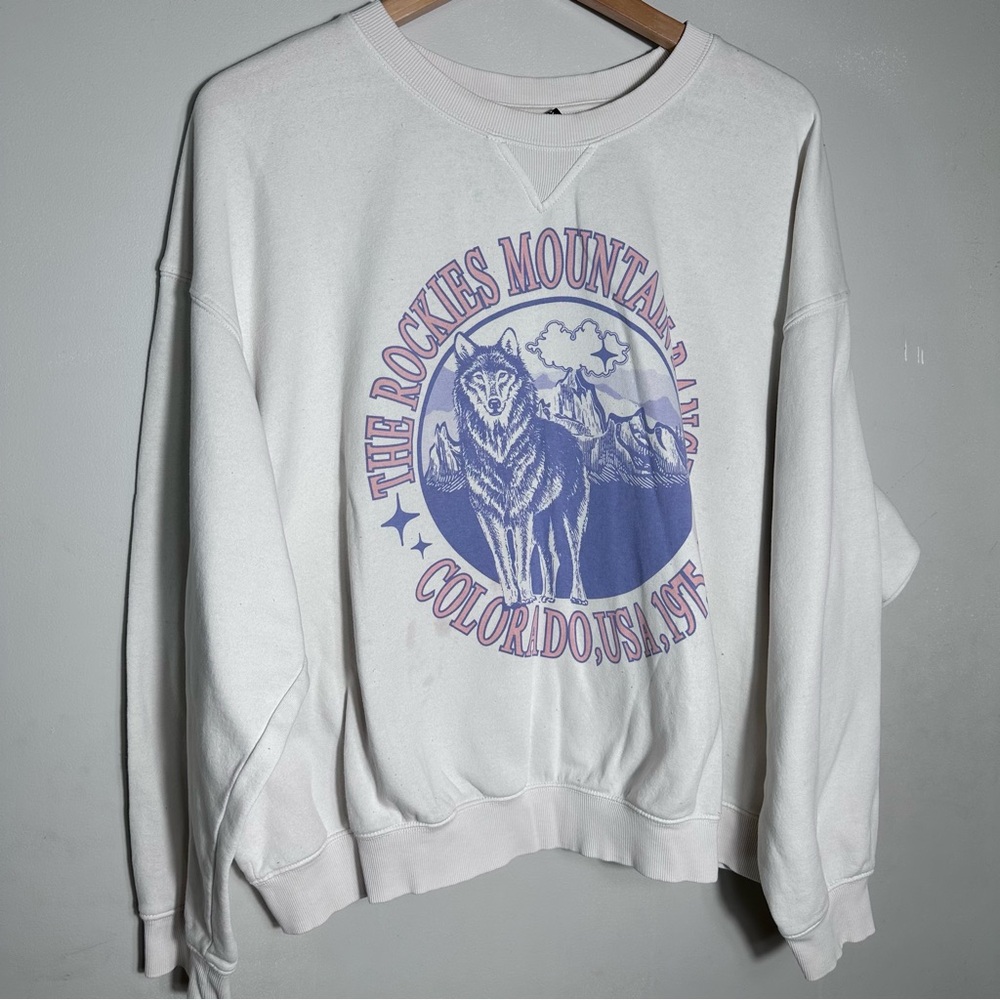 White Crewneck Sweatshirt with Wolf Graphic